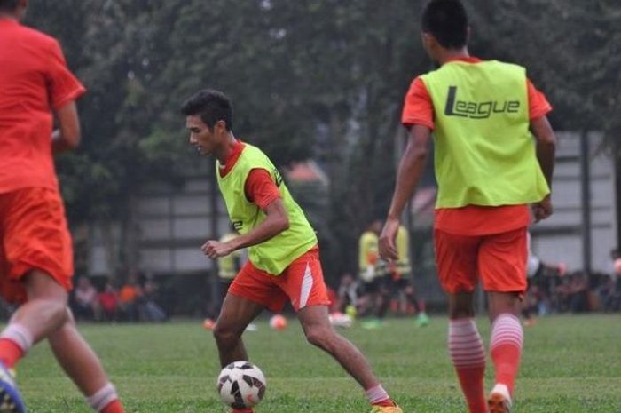 Reuben Silitonga (tengah), saat mengikuti latihan Persija di Lapangan Nurhanudin, Yonzikon 14, Srengseng Sawah, Jagakarsa, Jakarta Selatan, Senin (13/6/2016).