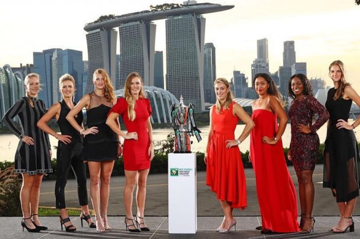 8 tunggal putri peserta WTA Finals 2018 berpose bersama dengan latar belakang Marina Bay Sands, Singapura jelang gala dinner yang berlangsung pada Jumat (19/10/2018).