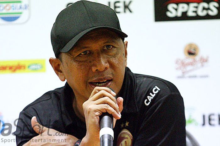 Pelatih Sriwijaya FC Rahmad Darmawan memberi keterangan kepada awak media usai pertandingan, Minggu (22/4/2018) di Gelora Bung Tomo Surabaya. 