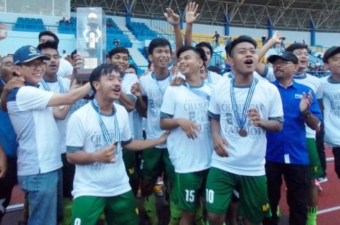 Para pemain Patriot Chandrabhaga Bekasi merayakan keberhasilan mereka menjuarai Piala Soeratin tingkat Jawa Barat seusai mengalahkan Persib U-17 di Stadion Arcamanik, Bandung, Kamis (25/5/2017).