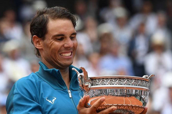 Petenis asal Spanyol, Rafael Nadal, berpose dengan trofi turnamen Grand Slam Prancis Terbuka setelah