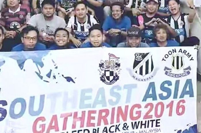 Komunitas fan Newcastle United Indonesia, Malaysia, dan Singapura berfoto bersama dalam ajang South East Asia Gathering Toon Army di Kuala Lumpur, Malaysia.