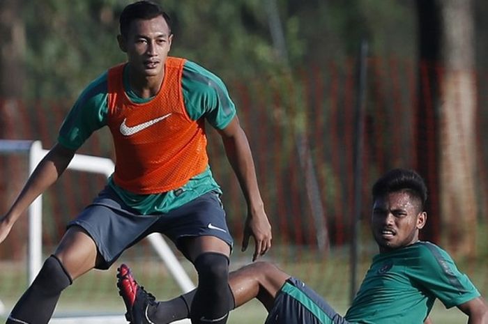 Bek tim nasional Indonesia U-22, Hansamu Yama Pranata (kiri), berpeluang besar jadi kapten tim.