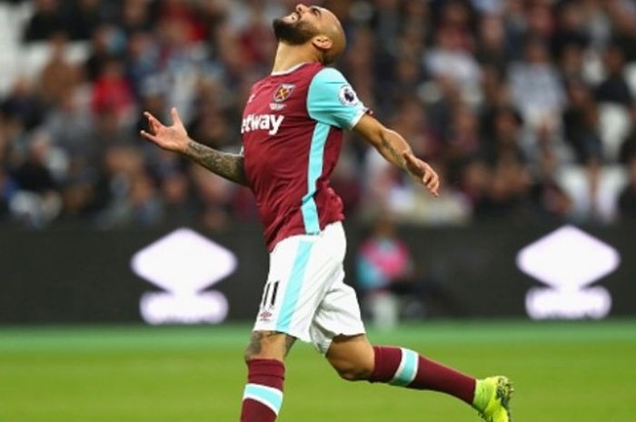 Striker West Ham United, Simone Zaza, bereaksi dalam partai Premier League melawan Sunderland di Olympic Stadium, London, Inggris pada 22 Oktober 2016.