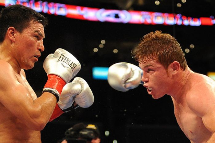 Carlos Baldomir (kanan), petinju asal Argentina saat berduel melawan Saul Alvarez dari Meksiko di kelas Super Welterweight (WBC), di Staples Center, Los Angeles, 18 September 2010.