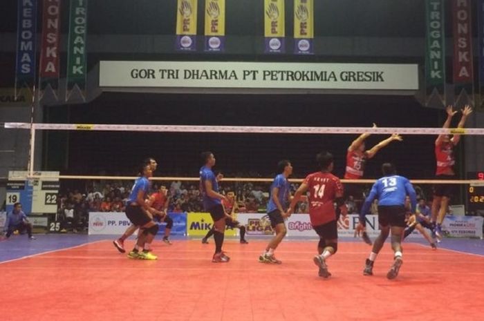 Spiker Surabaya Bhayangkara Samator, Rivan Nurmulki, melepas smes ke arah lapangan Jakarta Pertamina Energi pada pertandingan Seri I Gresik putaran kedua Proliga 2017 di GOR Tridharma, Gresik, Jawa Timur, Sabtu (4/3/2017). Samator kalah 20-25, 21-25, 25-15, 24-26. 