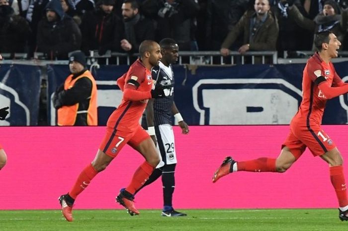 Para pemain Paris Saint-Germain merayakan gol Angel Di Maria ke gawang Bordeaux pada partai semifinal Piala Liga Perancis di Matmut Atlantique, Selasa (24/1/2017).