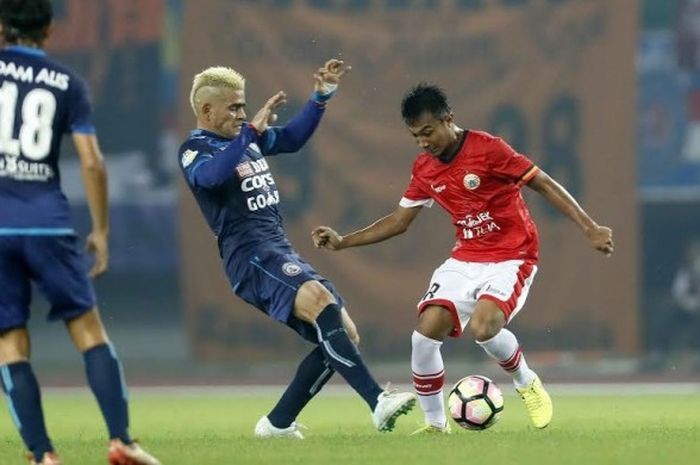 Gelandang Persija, Muhammad Hargianto (kanan) mencoba melindungi bola dari striker Arema FC, Cristian Gonzales pada laga pekan kesembilan Liga 1 musim 2017 di Stadion Patriot, Kota Bekasi, Jumat (2/6/2017) malam. 