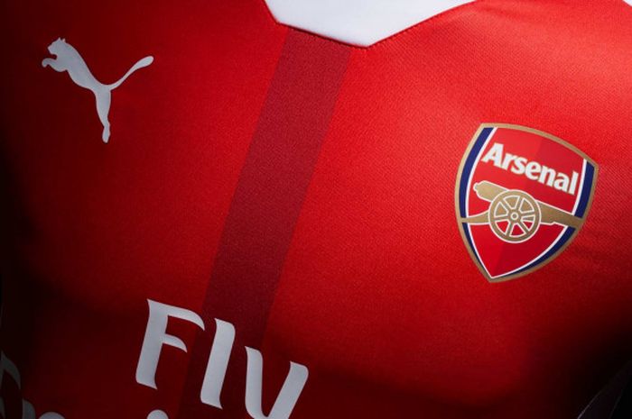 Jersey kandang Arsenal hasil kerja sama dengan apparel Jerman, Puma, untuk musim 2016-2017.
