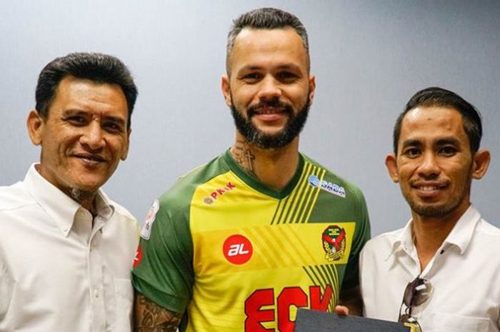 Penyerang asal Brasil, Paulo Rangel (tengah) setelah resmi menandatangani kontrak dengan Kedah FA di Alor Setar, Rabu (23/5/2018). 