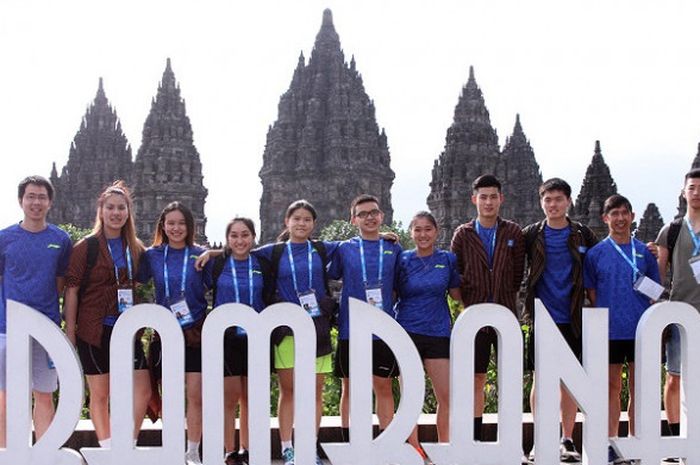 Tim Australia berpose  di depan candi Prambanan, Yogyakarta, Minggu (15/10/2017).