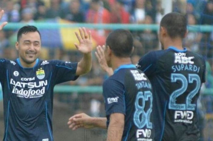 Gelandang serang Persib, Matsunaga Shohei (kiri) disambut Tantan dan Supardi seusai mencetak gol ke gawang Persibas Banyumas pada laga kedua Trofeo Purwokerto 2017 di Stadion Satria, Purwokerto, Sabtu (18/3/2017). 