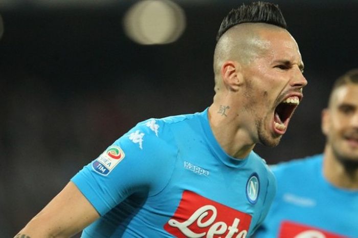  Gelandang Napoli, Marek Hamsik, melakukan selebrasi setelah mencetak gol ke gawang Lazio pada pertandingan Serie A di Stadion San Paolo, Naples, Sabtu (5/11/2016). 