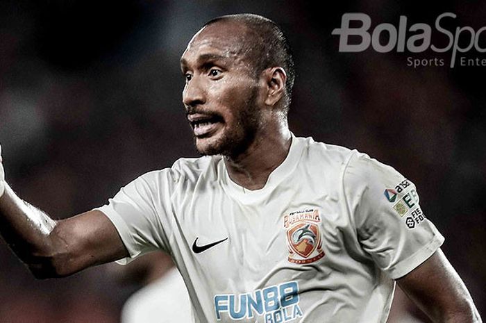 Bek Borneo FC, Leonard Tupamahu, saat tampil melawan Persija Jakarta dalam laga pekan keempat Liga 1