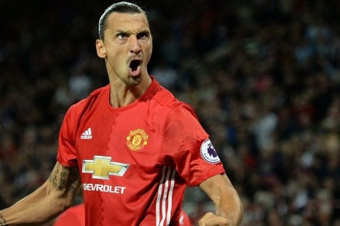 Penyerang Manchester United, Zlatan Ibrahimovic, merayakan gol keduanya ke gawang Southampton, pada laga Premier League di Stadion Old Trafford, Jumat (19/8/2016) waktu setempat.