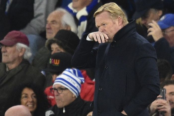 Reaksi Manajer Everton, Ronald Koeman, ketika menyaksikan timnya melawan Chelsea dalam pertandingan Premier League di Stamford Bridge, London, Sabtu (5/11/2016). Everton kalah 0-5.