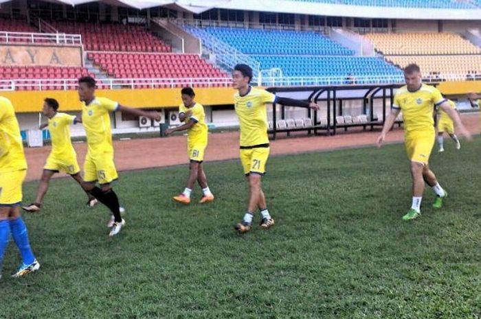 Sriwijaya FC menggelar latihan ringan menjelang laga tandang menghadapi Bhayangkara Surabaya United, (24/5/2016).