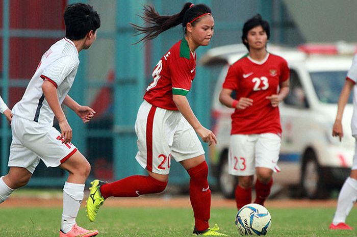 Pemain timnas wanita Indonesia saat melawan Vietnam dalam laga lanjutan Piala AFF 2018 di Stadion Ge