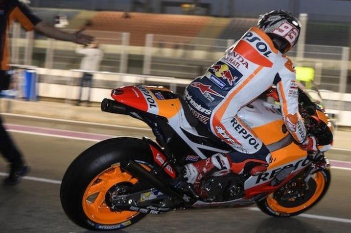 Pebalap Repsol Honda asal Spanyol, Marc Marquez, meninggalkan pit saat turun pada hari kedua tes pramusim MotoGP 2017 di Sirkuit Losail, Qatar, Sabtu (11/3/2017).