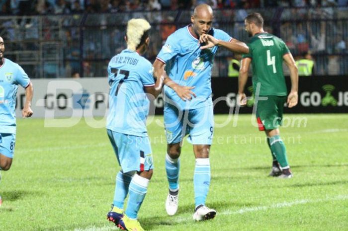 Penyerang Persela Lamongan, Loris Arnaud, merayakan gol ke gawang PSMS Medan pada lanjutan laga LIga 1 2018 di Stadion Surajaya, Lamongan, 29 April 2018.