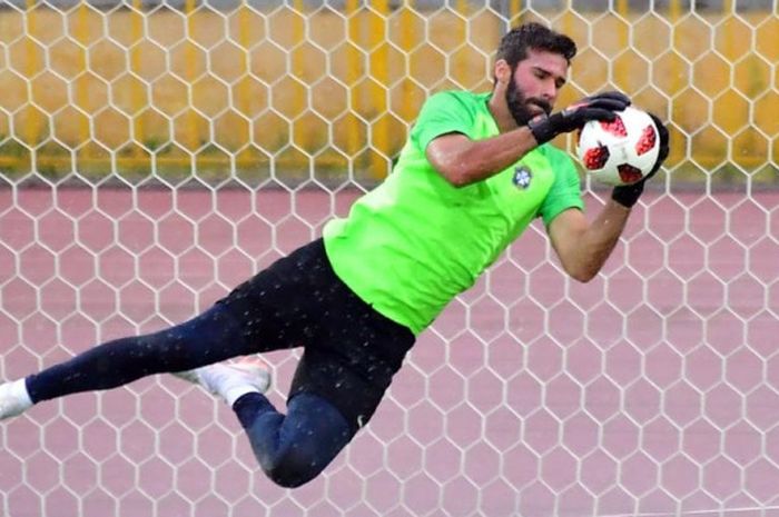 Kiper timnas Brasil, Alisson Becker, dalam sesi latihan di Tsentralny Stadium, Kazan, 5 Juli 2018.