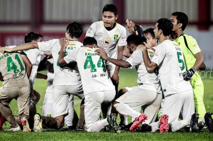             Para pemain Persebaya sebelum memulai babak kedua laga kontra tuan rumah Persija Jakarta pada laga partai tunda Liga 1 2018 di Stadion PTIK, Jakarta Selatan, 26 Juni 2018.             