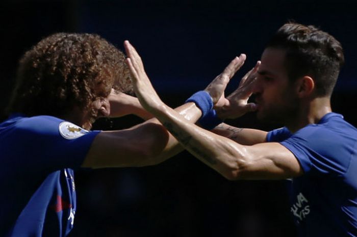 Gelandang Chelsea, Cesc Fabregas (kanan), melakukan selebrasi bersama David Luiz seusai menjebol gawnag Everton dalam laga di Stamford Bridge, Minggu (27/8/2017)