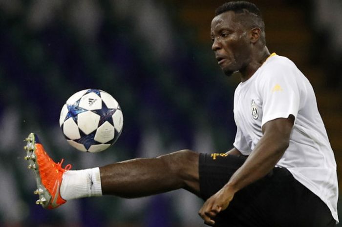 Pemain Juventus, Kwadwo Asamoah, saat ambil bagian dalam sesi latihan di Stadion Principality, Cardiff, Wales, pada 2 Juni 2017 jelang laga final Liga Champions 2016-2017 menghadapi Real Madrid.