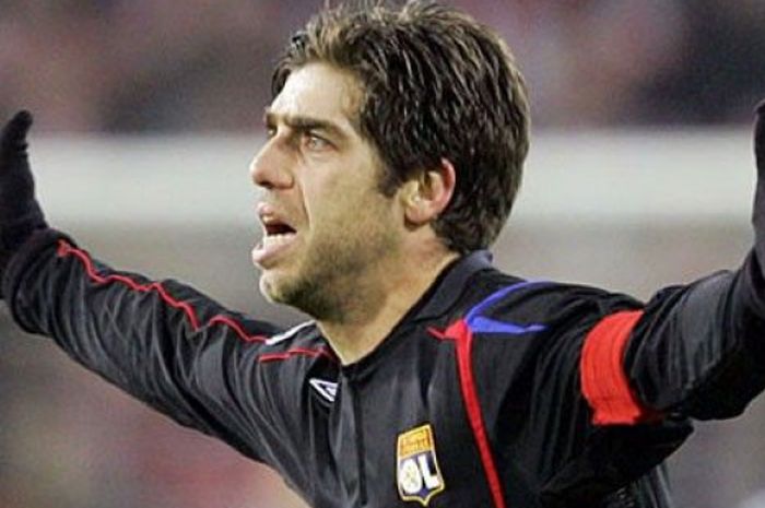 Juninho Pernambucano saat masih berseragam Olympique Lyon