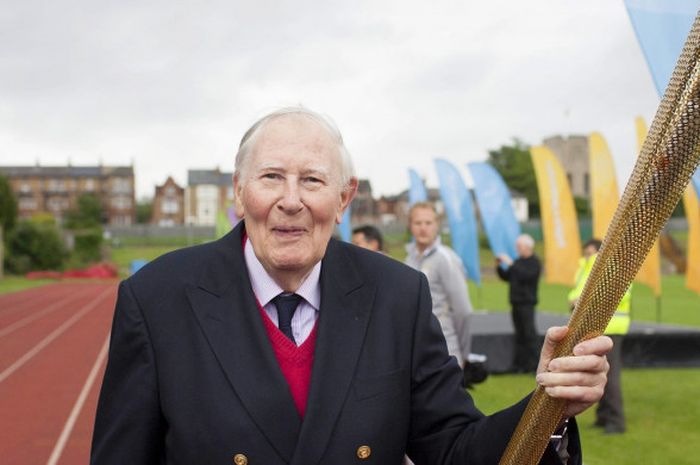 Mendiang atlet lari asal Inggris, Sir Roger Bannister, ketika membawa obor Olimpiade London 2012