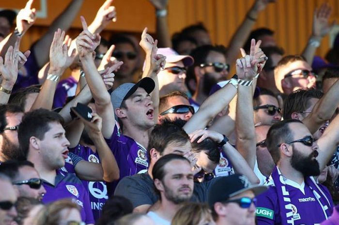 Pendukung Perth Glory saat memberikan dukungan ke tim idola mereka saat bersua Chelsea pada uji coba di Stadion Optus, 23 Juli 2018. 