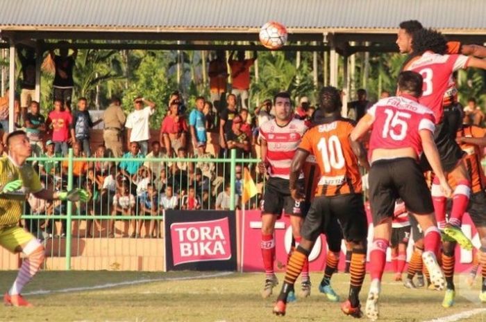 Kiper Perseru, M Choirun Nasirin siaga saat para pemain Madura United yang dipimpin Fabiano Beltrame (15) menekan pertahanan tuan rumah di Stadion Marora, Serui, Sabtu (20/8/2016) sore. 