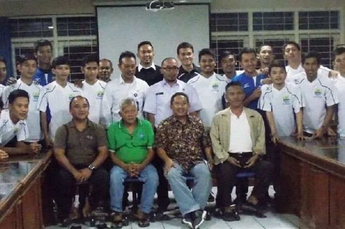 Jajaran manajemen dan pemain tim Futsal Kota Bandung (FKB), berpose di gedung Asosiasi PSSI, Bandung, Kamis  (28/1/2016).