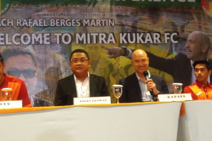 Rafael Berges menjalani sesi perkenalan sebagai pelatih anyar Mitra Kukar, Rabu (20/12/2017).