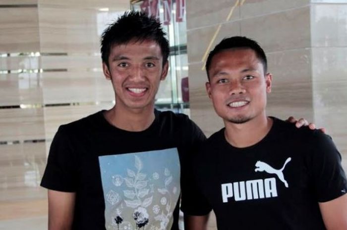 Duo gelandang timnas Indonesia, Bayu Pradana dan Dedi Kusnandar (kanan). 