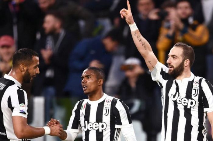   Gonzalo Higuain (kanan) merayakan gol dia untuk Juventus ke gawang Atalanta pada laga Liga Italia di Stadion Allianz Turin, 14 Maret 2018.  