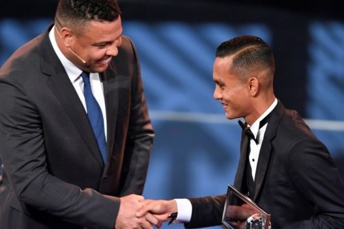 Gelandang Malaysia dan klub Penang FA, Mohd Faiz Subri (kanan), mendapat ucapan selamat dari legenda Brasil, Ronaldo Luis Nazario de Lima, setelah memenangi trofi FIFA Puskas Award atau Gol Terbaik Dunia versi FIFA dalam seremoni di Zurich, Swiss, 9 Januari 2017.