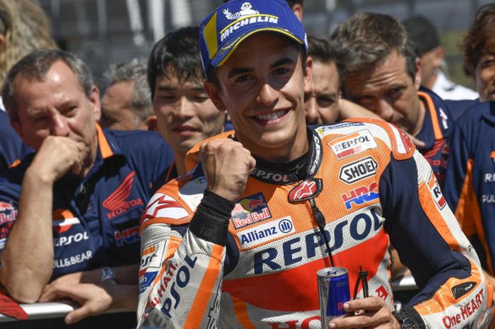 Marc Marquez merayakan keberhasilan meraih pole position saat sesi kualifikasi MotoGP Jerman di Sirkuit Sachsenring, Jerman, Sabtu (14/7/2018).