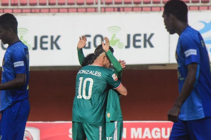 Penyerang PSS Sleman, Cristian Gonzales memeluk rekannya untuk merayakan gol ke gawang PSIM Yogyakarta pada laga pekan ke-21 Wilayah Timur Liga 2 2018 di Stadion Maguwoharjo, 10 Oktober 2018. 