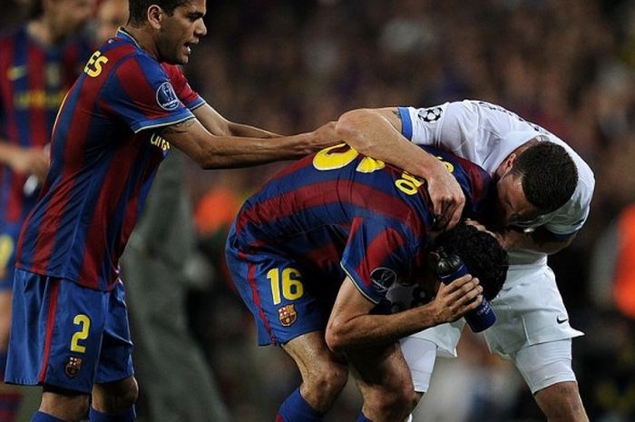 Gelandang Barcelona, Sergio Busquets, diserang pemain Inter Milan lantaran melakukan diving dalam semifinal LUga Champions di Camp Nou, 28 April 2010