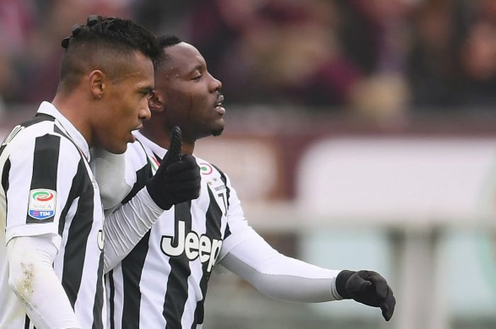 Pemain sayap Juventus, Alex Sandro, merayakan golnya bersama Kwadwo Asamoah dalam laga derbi Turin melawan Torino pada pekan ke-25 Liga Italia, Minggu (18/2/2018) di Stadion Olimpiade Turin.