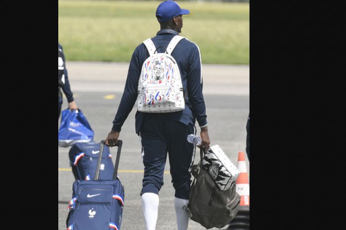 Paul Pogba ketika membawa beberapa tas di bandara