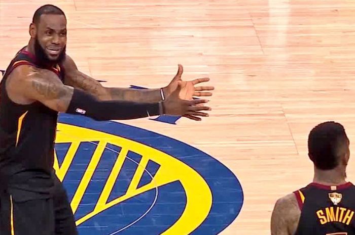 LeBron James yang berbicara kepada JR Smith setelah gagal memaksimalkan kesempatan untuk menang pada NBA Finals 2018 melawan Golden State Warriors, Jumat (1/6/2018) WIB.