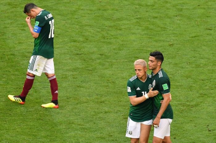 Ekspresi pemain Meksiko, Javier Hernandez (tengah) dan Raul Jimenez (kanan), seusai laga babak 16 besar Piala Dunia 2018 kontra Brasil di Samara Arena, Samara, Rusia pada 2 Juli 2018.