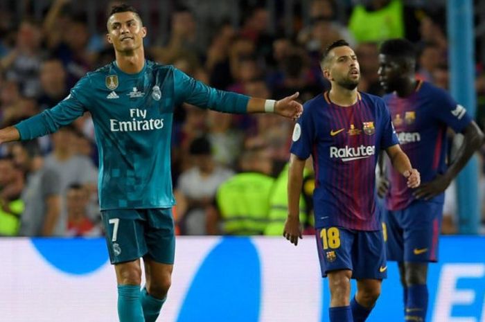 Reaksi Cristiano Ronaldo (kiri) setelah diusir wasit dalam partai Piala Super Spanyol lawan Barcelona di Camp Nou, 13 Agustus 2017. Dalam laga ini, Real Madrid memakai seragam ketiga.
