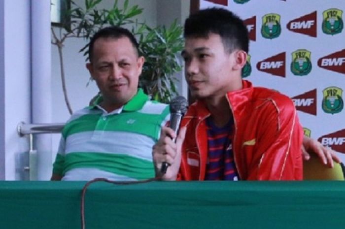 Pebulu tangkis spesialis ganda Indonesia, Rinov Rivaldy, sedang berbicara dalam konferensi pers jelang Kejuaraan Dunia Junior 2016 di pelatnas bulu tangkis, Cipayung, Jakarta, Kamis (24/10/2016).