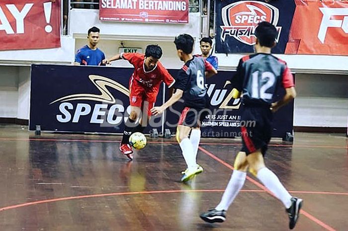 Suasana pertandingan Kejuaraan futsal pelajar di Kota Solo bertajuk Specs Futsalogy di GOR Sritex, Solo, Selasa (11/9/2018).