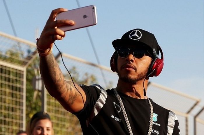 Pebalap Formula 1 asal Inggris, Lewis Hamilton, selfie sebelum tampil pada balapan GP Bahrain di Sirkuit Sakhir, Minggu (3/4/2016).