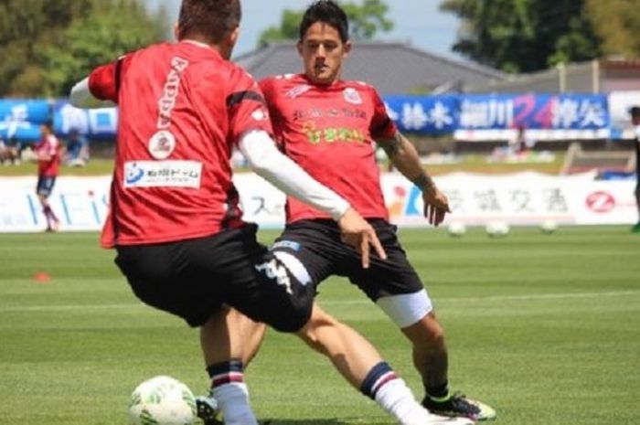 Irfan Bachdim berlatih bersama Cosandole Sapporo pada pertengahan Mei 2016 lalu. 