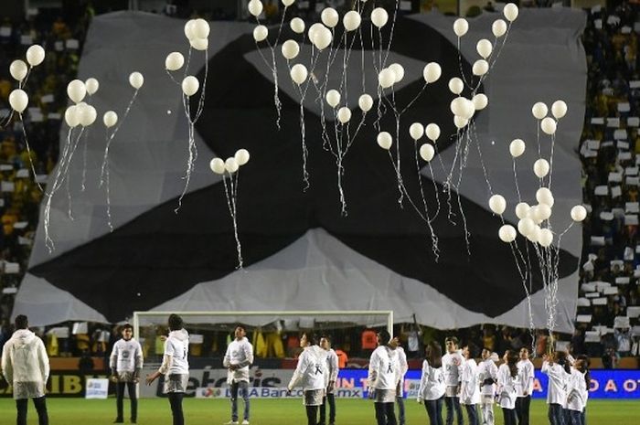 Para penggemar Tigres mengenang tragedi Chapecoense sebelum melakoni pertandingan semifinal leg kedua Mexican Apertura 2016 kontra Leon di Stadion Universitario, Monterrey, Meksiko, 3 Desember 2016.